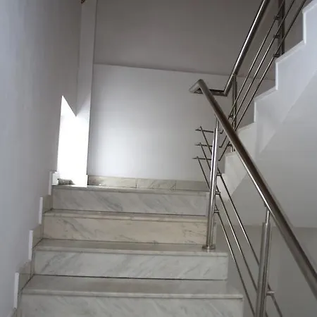 فندق مبيت وإفطار Center & By Rdc 3*